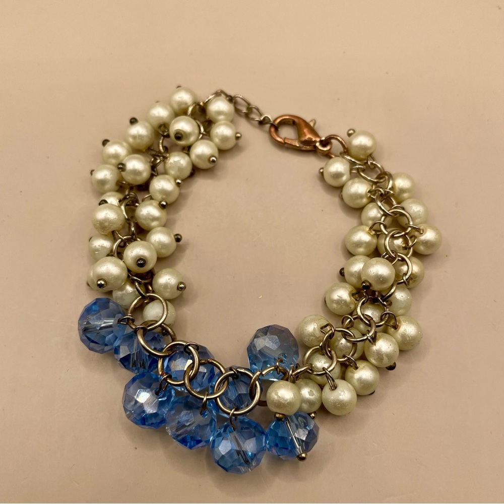 Vintage faux pearl beads and blue lucite beads bracelet. 7 inches. Classic.